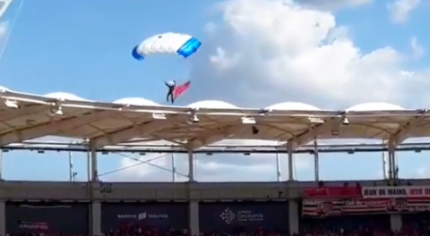 Fennakadt a stadion tetején az ejtőernyős, hosszú percekig lógott a levegőben tehetetlenül (videó)