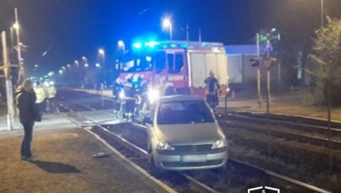 Részegen fennakadt a síneken a kocsijával egy nő, majd leblokkolt két vonatot