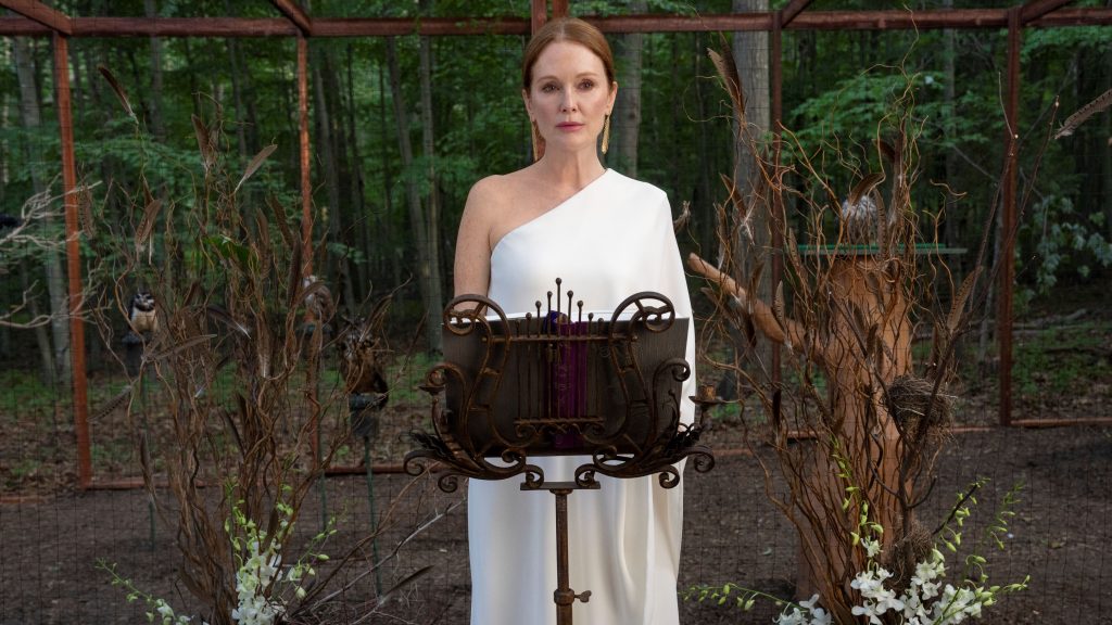 Májusban kiderül, meg lehet-e menekülni Julianne Moore luxusszektájából
