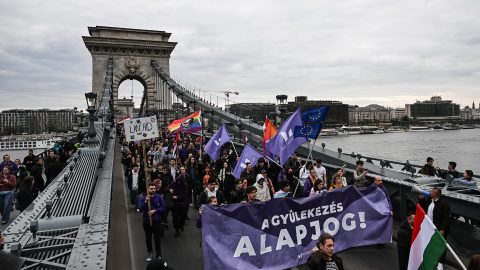 A tömeg áttört a sorfalon, de a rendőrök nem adták meg magukat