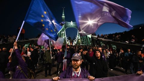 A Margit hídról is megkezdték letolni a tüntetőket