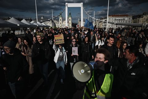 Szellősen, de megtelt a híd