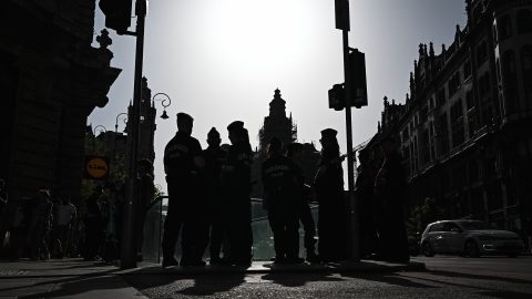 Hadházy a tér szélén álldogál
