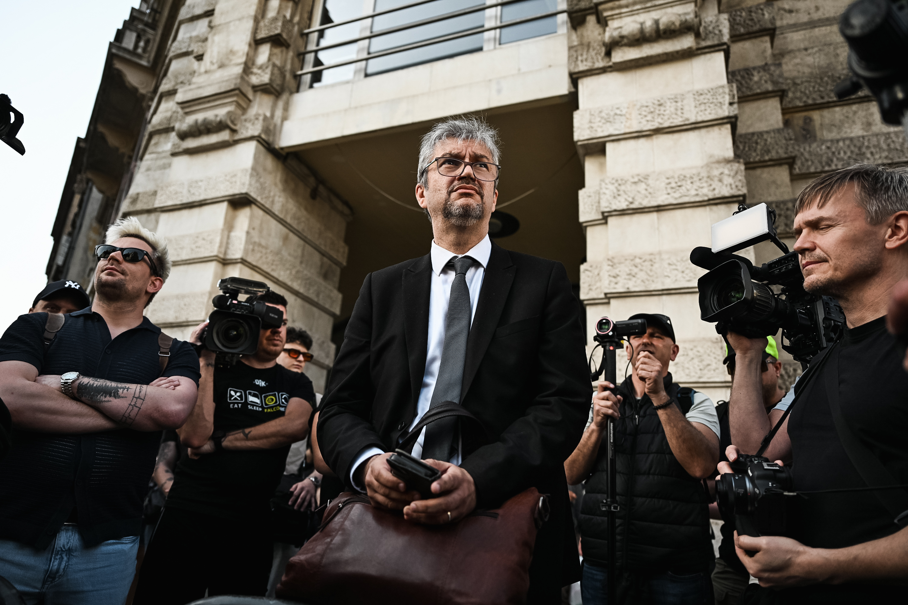 Most a Petőfi utca sarkán várakozunk 1