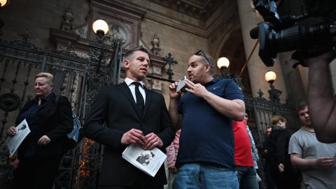 Bede Zsolt tényleg rövidnadrágban ment oda a Ferenc pápáért tartott szentmisére, hogy Magyar Péterrel konfrontálódjon