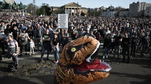 „Le a szexszel! Le a színekkel! Egyformaság!” – szürke színben gyülekezett a Kétfarkú Kutya Párt a Hősök terén