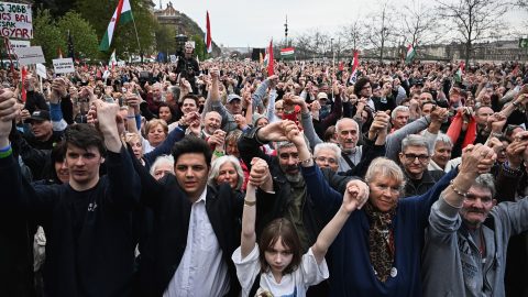 Így várta a tömeg a Nemzet hangja eredményét – fotókon Magyar Péterék rendezvénye