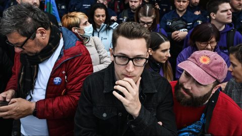 Felsorakoztak a parlamenti mélygarázs előtt