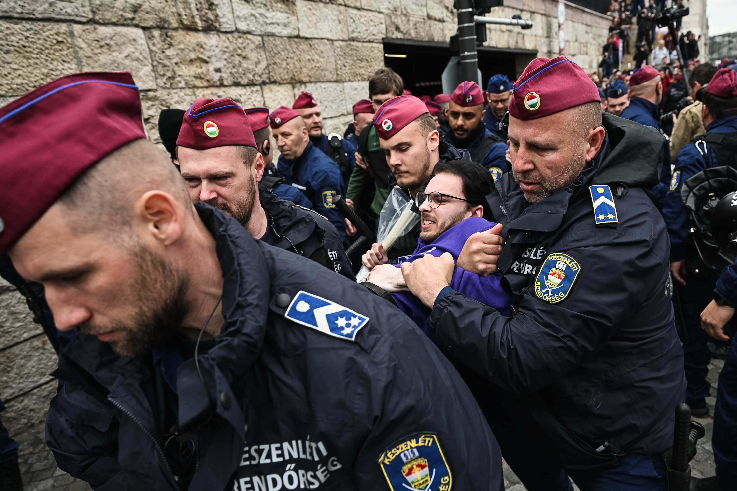 A rendőrök itt is elpakolják a momentumosokat az útból 1