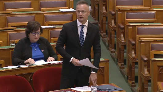 „A megbecsültségét, sőt most már a komolyságát is elveszítette” – a parlamentben érvelt Szijjártó a Nemzetközi Büntetőbíróságból való kilépés mellett