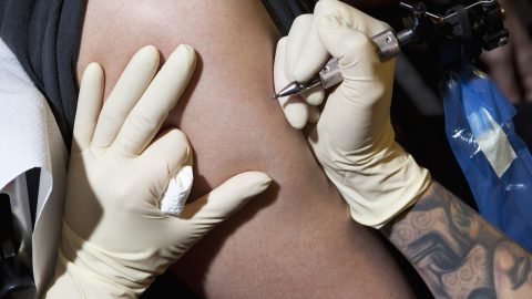 Tetoválása miatt, tévedésből kötöttek egy brit férfit a hírhedt venezuelai bűnbandához