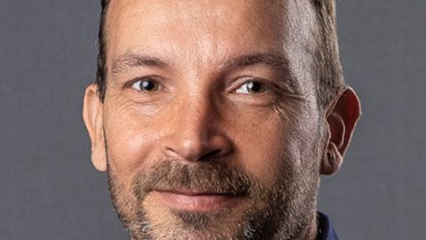 Kirúgták az edzőt, mert a 16 éves versenyzőjével aludt egy szobában