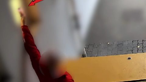 Felvette egy üzlet kamerája, hogy egy dolgozójuk az ablakból videózza a mosdót használó kolléganőit