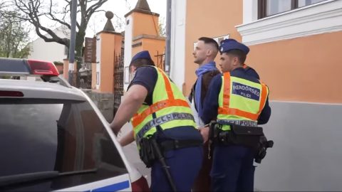 Bilincsben vittek el egy ellentüntetőt a Tisza rendezvényéről