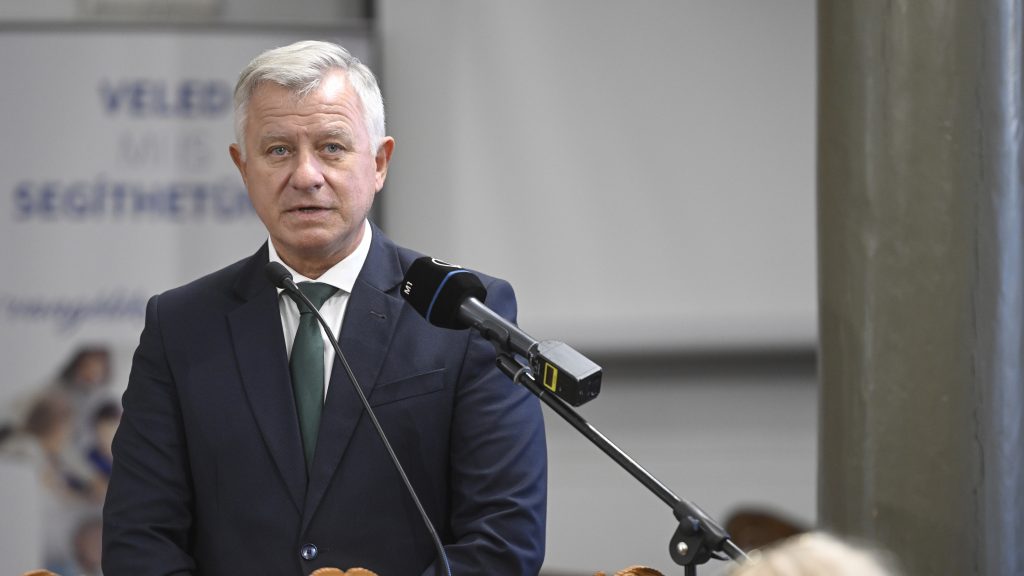 „A jelen helyzetben is kitartok a fiam mellett” – írja a fideszes képviselő, akinek fiát előállították a rendőrök
