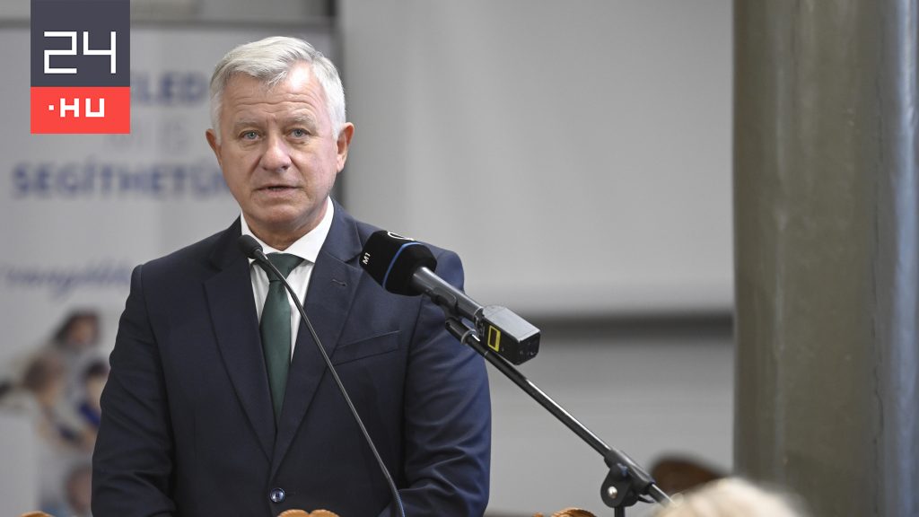 „A jelen helyzetben is kitartok a fiam mellett” – írja a fideszes képviselő, akinek fiát előállították a rendőrök