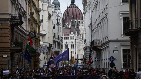 BRFK: két rendőr megsérült a hétfő esti Kossuth téri tüntetésen, 61 fővel szemben indult eljárás