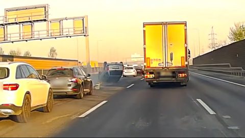 Hirtelen fékezett, majd felborult – videón az M0-áson történt baleset