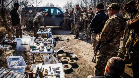„Hét aknát találtam a kertemben, mindet hasznosítottam” – túlélési gyorstalpaló az ukrán aknamezőkről