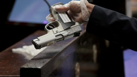 Családi veszekedés robbant ki egy videójáték miatt, a családfő agyonlőtte a mostohafiát Floridában
