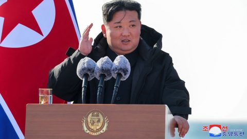 Kim Dzsongun szeme láttára dőlt vízbe az új észak-koreai romboló