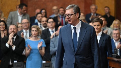 Több órára feltartóztatták Bakuban a Moszkvába tartó Vucic gépét