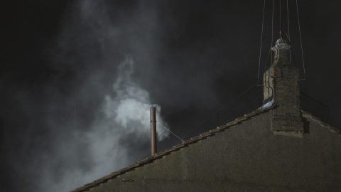 Konklávé: így állítják elő a fekete, vagy fehér füstjelzést