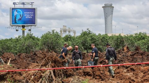 Rakétatalálat érte a tel-avivi reptér térségét, a Wizz Air is leállítja a járatait