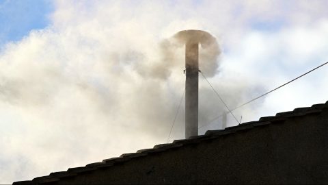 Konklávé: fehér füst szállt fel a Sixtus-kápolna kéményéből, megvan az új pápa