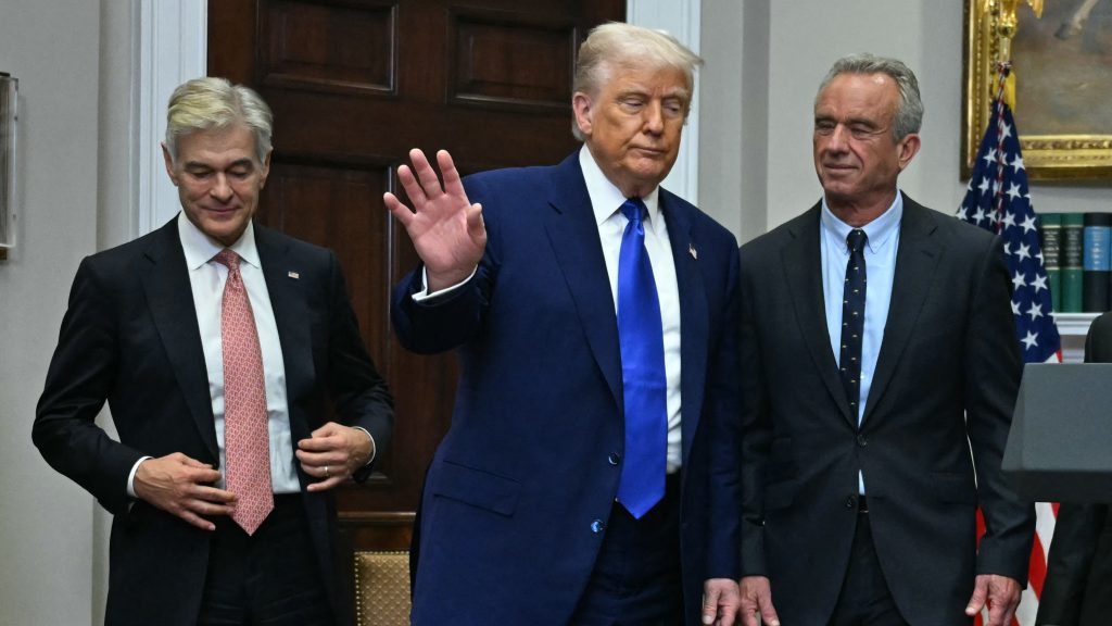 Szennyvízzel szennyezett patakban úszkált unokáival az amerikai egészségügyi miniszter