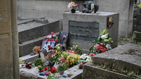 Harminchét év után találtak rá a Jim Morrison sírjáról ellopott mellszoborra