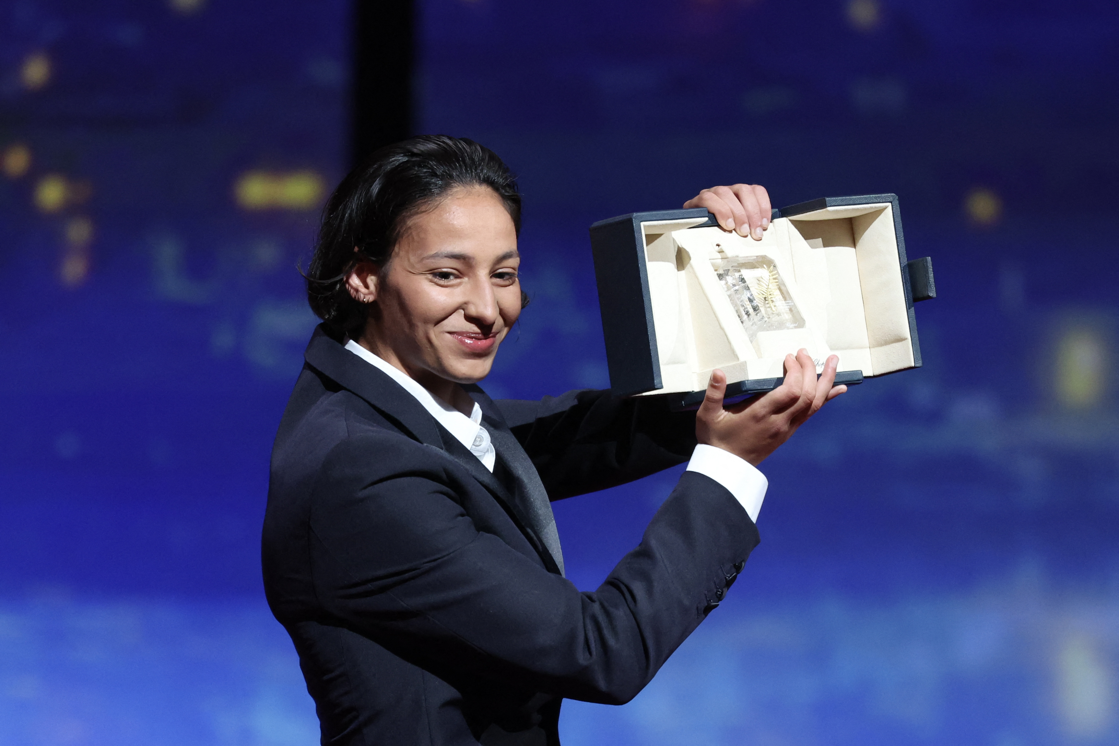 Hazáját brutálisan kritizáló rendező nyert Cannes-ban 2 Nadia Melliti élete első filmszerepéért átveszi a legjobb női főszereplőnek járó díjat a 78. cannes-i filmfesztiválon.