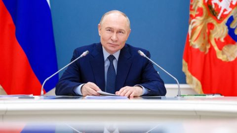 Peszkov szerint csak ebben az esetben kerülhet napirendre a Putyin-Trump-Zelenszkij csúcs előkészítése