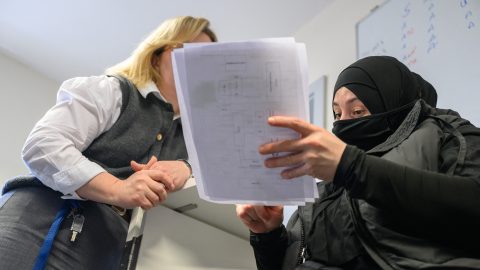 Évtizede nem látott szintre zuhan a migránsok száma Németországban