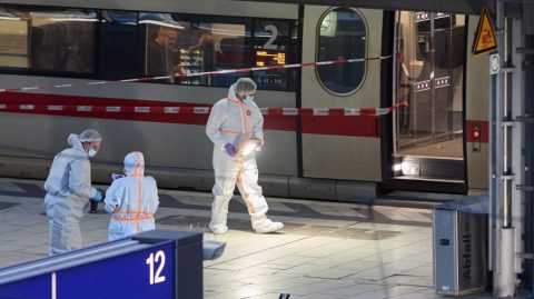 Egy szír és egy csecsen férfi ártalmatlanította a hamburgi késes támadót
