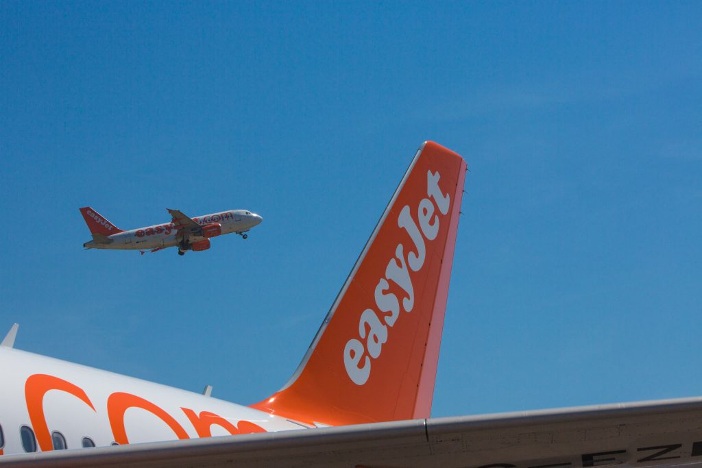 Bombáról kiabált, és megpróbálta kinyitni a vészkijáratot egy nő az EasyJet manchesteri járatán
