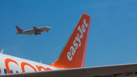 Bombáról kiabált, és megpróbálta kinyitni a vészkijáratot egy nő az EasyJet manchesteri járatán