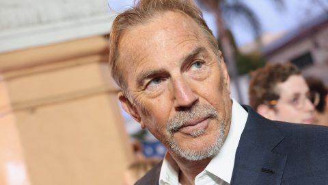 Beperelték Kevin Costnert egy improvizált nemi erőszak-jelenet miatt