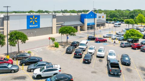 Trump a Walmartnak: Ahogy mondani szokás, nyelje le a vámokat!