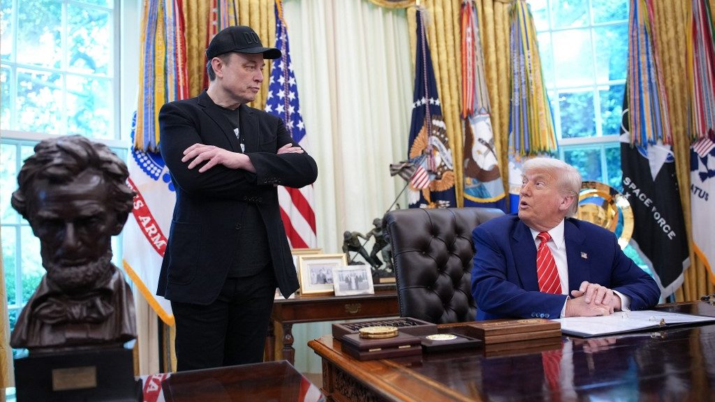 Elon Musk monoklival jelent meg búcsúzóul a Fehér Házban