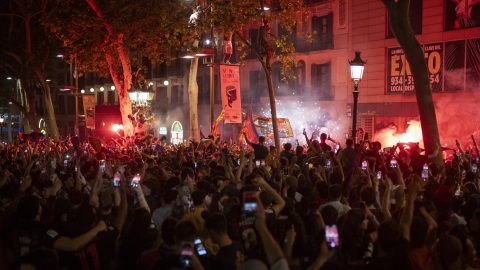 A szurkolók közé hajtottak a Barcelona–Espanyol meccs előtt