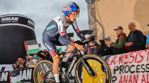 Az újabb esés már sok volt a legnagyobb esélyesnek, visszalépett a Giro d’Italiától