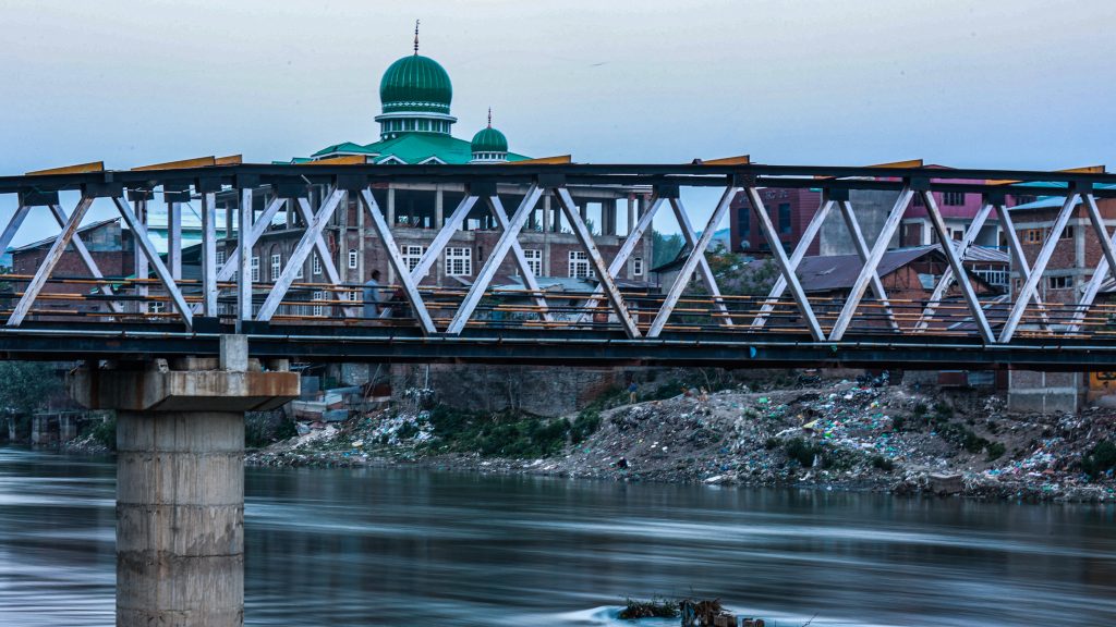 Ideiglenesen lezárta a légterét India a pakisztáni repülőgépek előtt