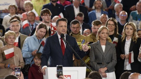 Hivatalos: Nyert a centrista elnökjelölt Lengyelországban a választás első fordulójában