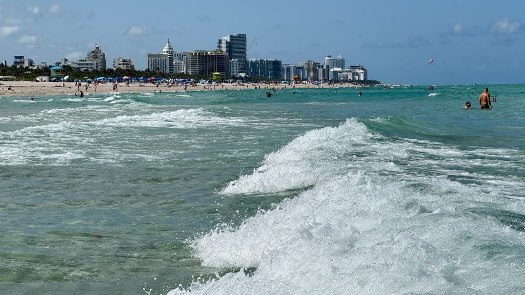 Több tucat embert mentettek ki egy süllyedő luxusjachtból Miami partjainál