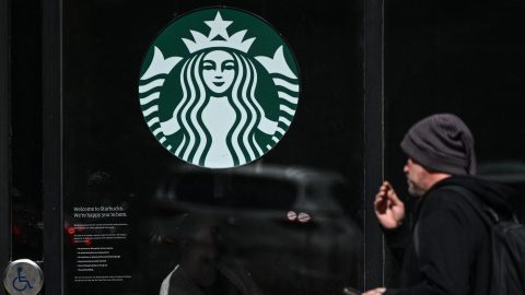 Tömegek sztrájkolnak a Starbucksnál a képtelen öltözködési szabályok miatt