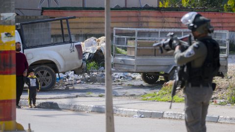 AP: Izraeli katonák széles körben használnak emberi pajzsként palesztinokat