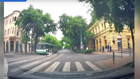 Óriásit bukott a szabálytalankodó kerékpáros, kis híján átgázolt rajta a busz – videóval