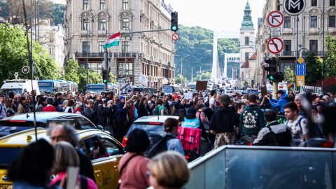 BRFK: Jogellenes gyűlésbe kezdett a tüntetők egy csoportja