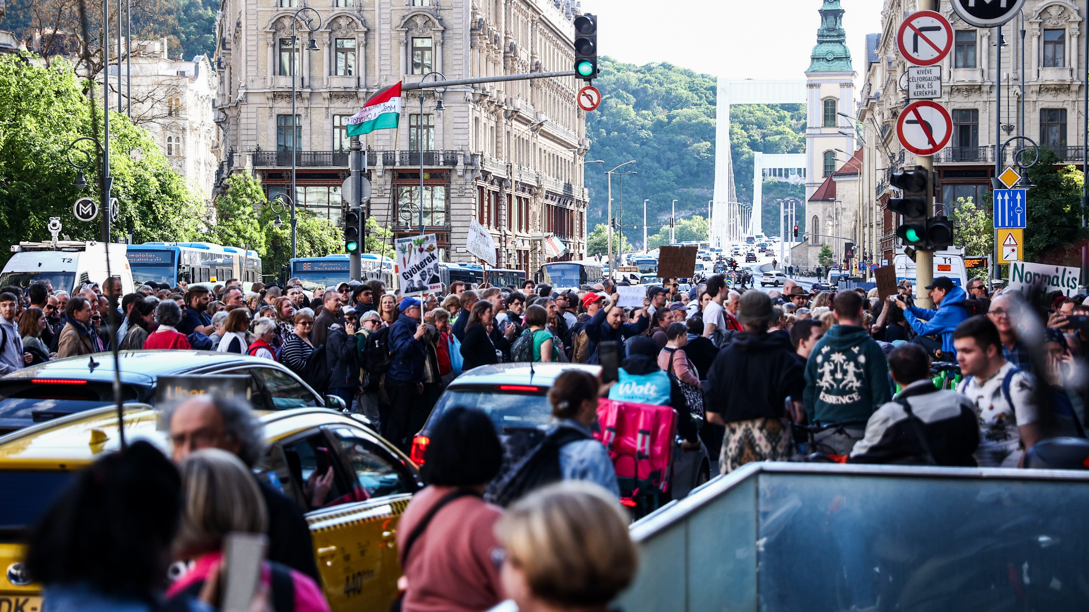Hadházy Ákosék a Külügyminisztérium elé vonulnak a belvároson át, hogy ott tüntessenek tovább 2